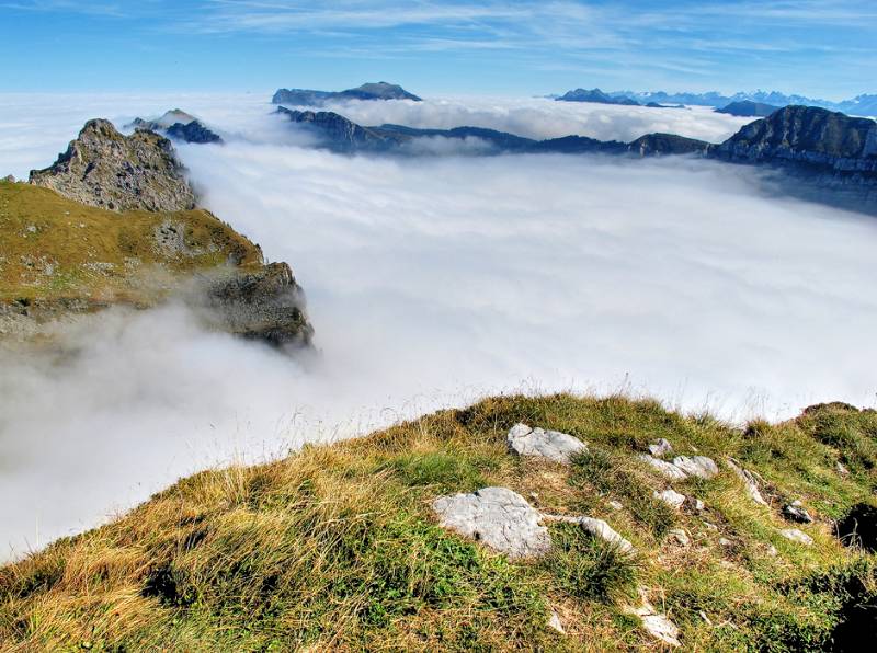 Die Täler sind dicht mit Nebel gefüllt