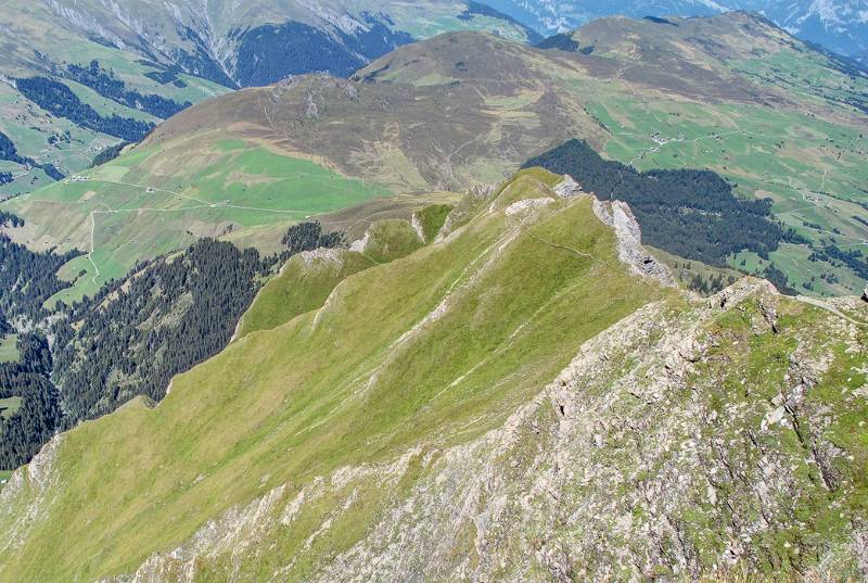 Der lange zerklüftete Grat zum Glaspass