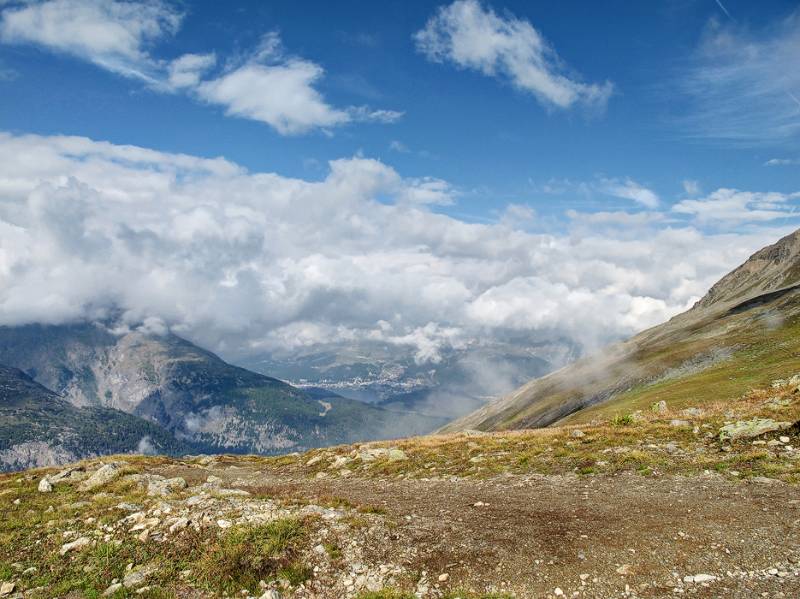 St. Moritz weit auf der anderen Seite des Tals