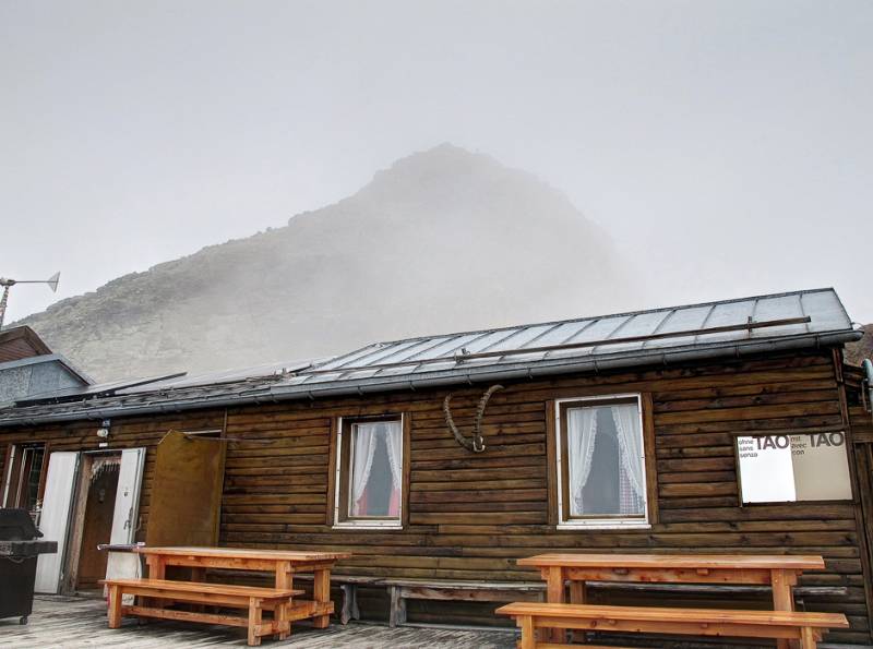 Gerogy's-Hütte und Piz Languard im Nebel