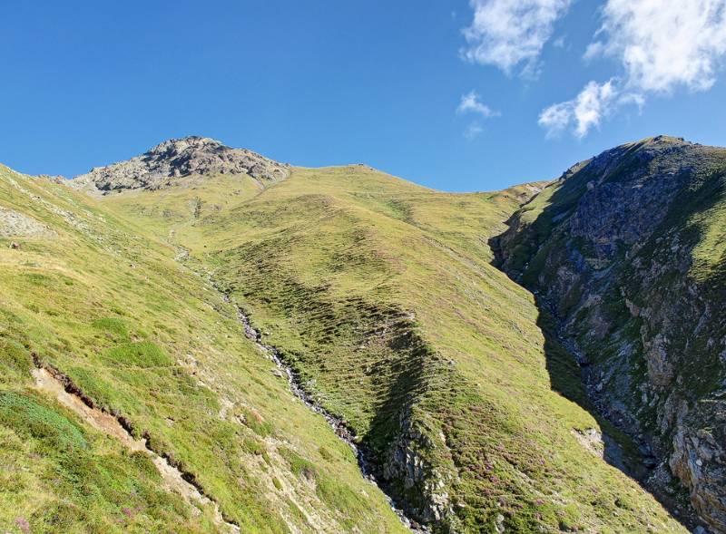 Langer Aufstieg über Grasshänge zum Fuorcla Stragliavita