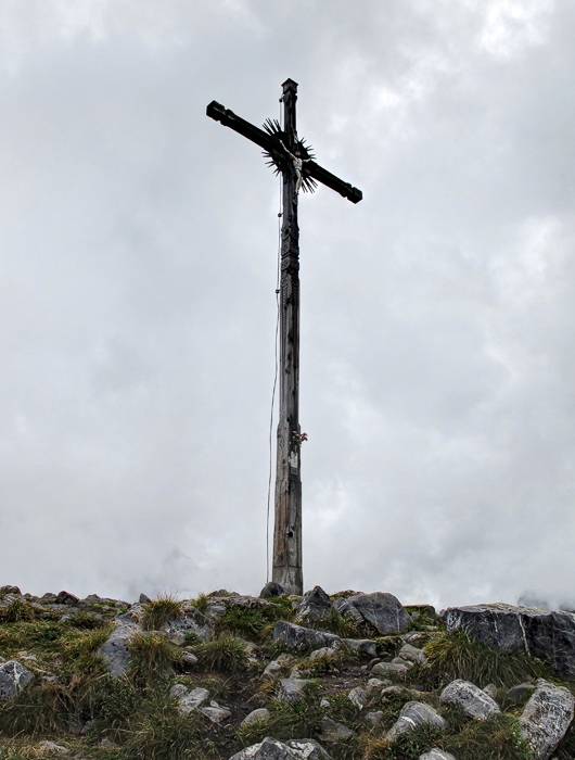 Prächtiges Gipfelkreuz auf dem kleinen Gipfel