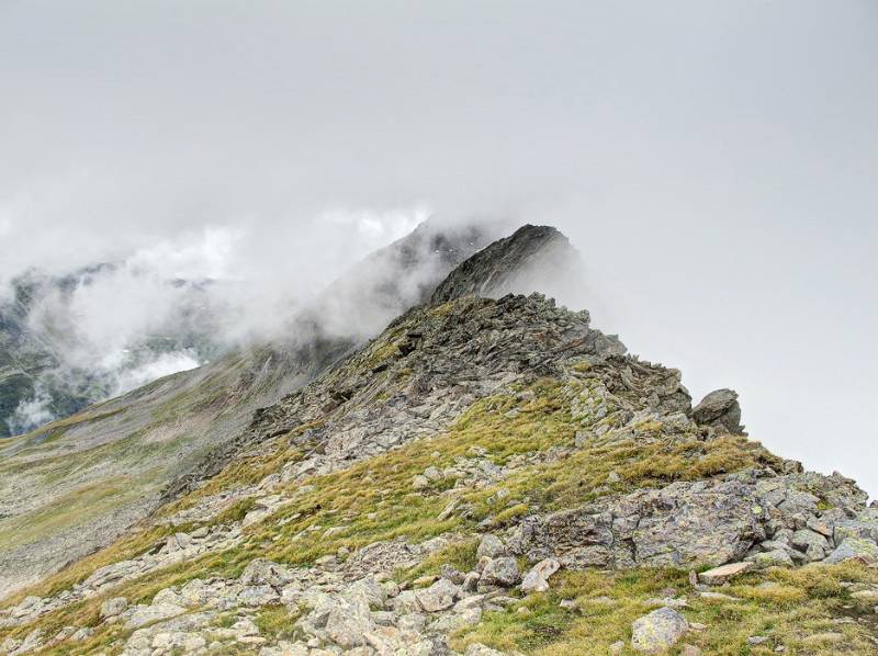 Blick entlang dem Grat Richtung Piz Murtera