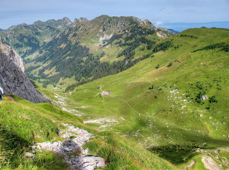 Blick auf die Wanderziele beim Abstieg von Stockhorn