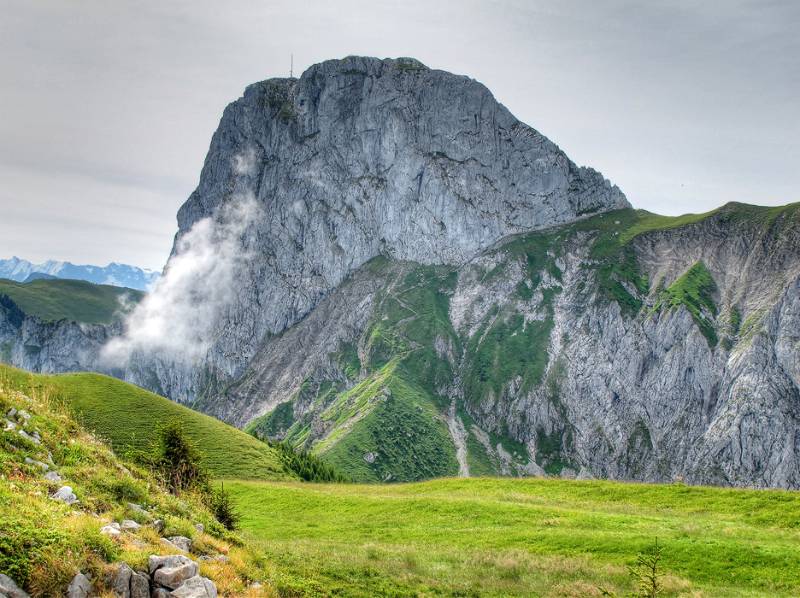 Mächtige Felsen von Stockhorn