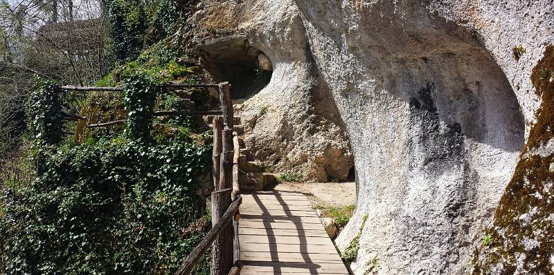 Höhlen und Grotten beim Schloss Birseck