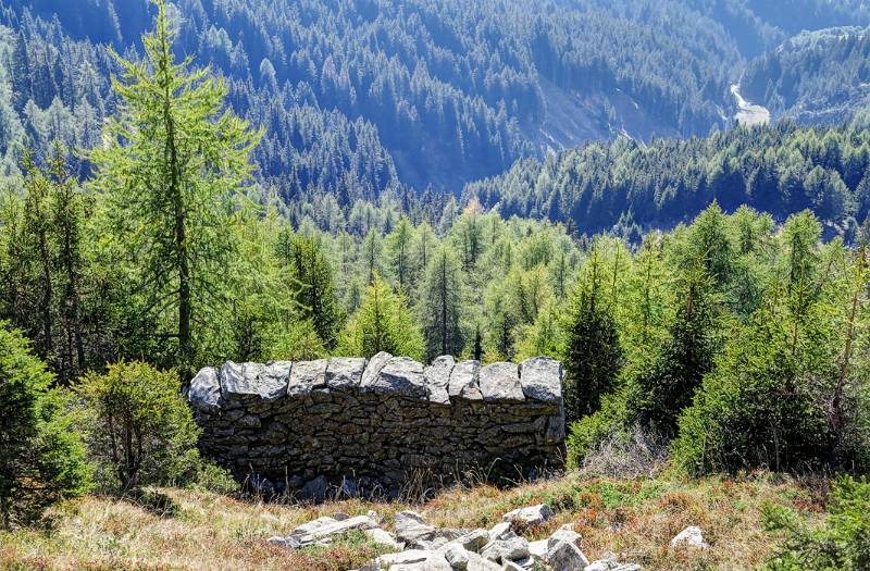 Steinmauer auf der Flanke von Poncione di Nara