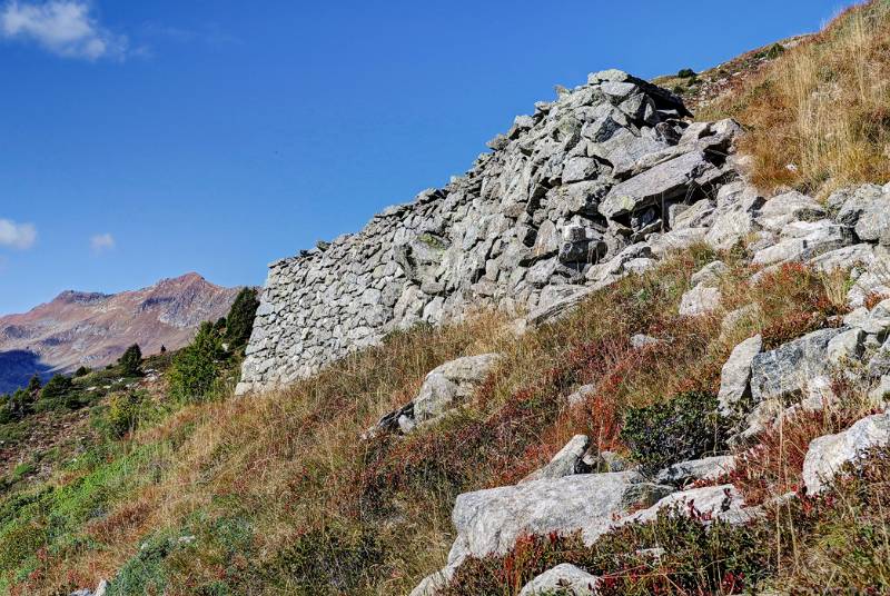 Steinmauer auf der Flanke von Poncione di Nara