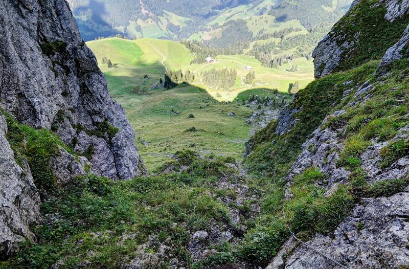 Stahlseilsicherung bei nassen Felsen am Morgen gibt mehr Sicherheit