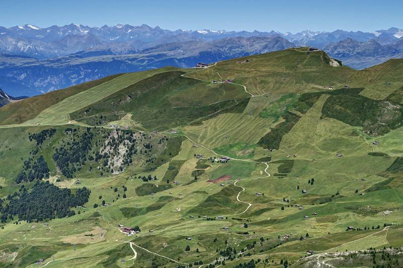 Weit vorne auf dem Schulter ist Col Raiser Bergstation - Startpunkt