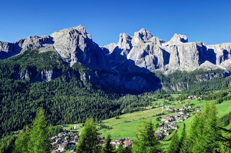 Unten ist Kolfuschg und vorne - Sellagruppe. Piz Boè aus diese