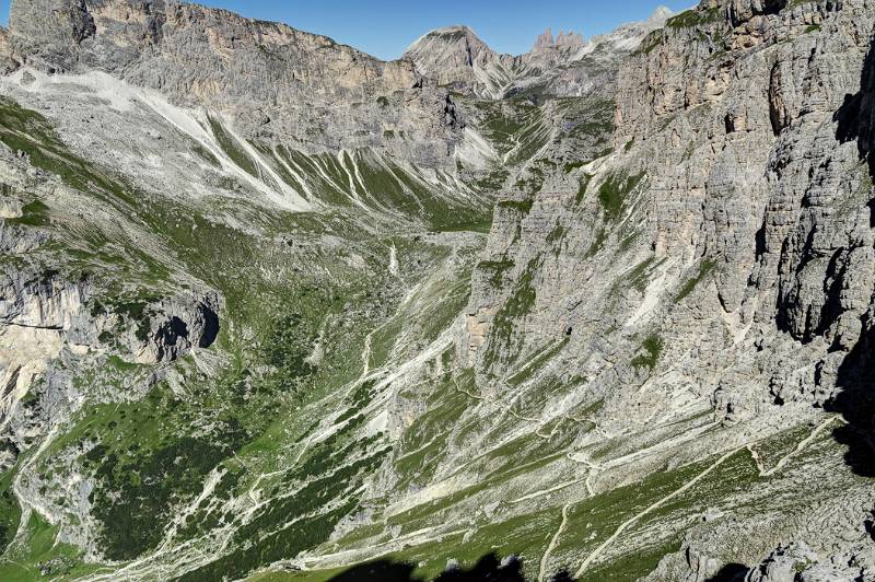 Der Wanderweg schlingelt an der Seite des Tals am Fuss von