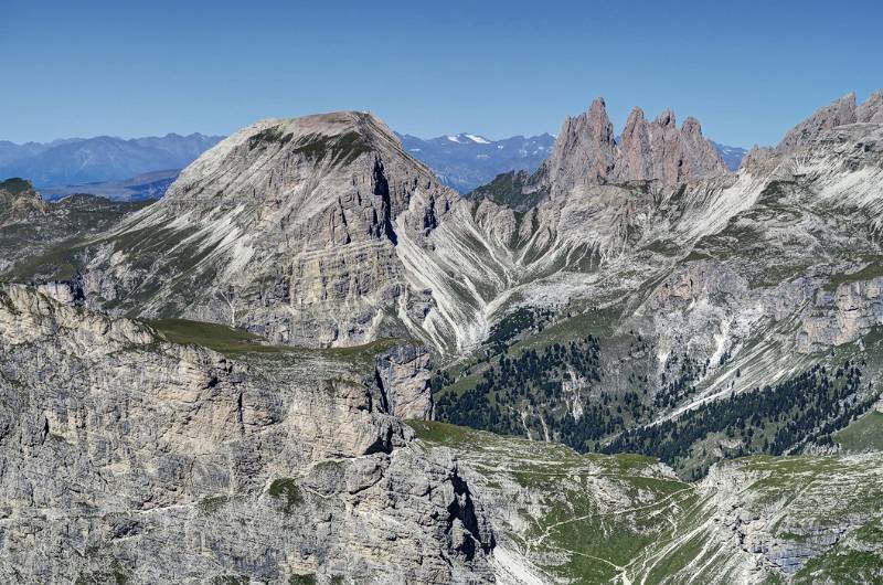 Schöne Aussichten vom Gipfel: Col da la Pieres und Grosse Fermeda