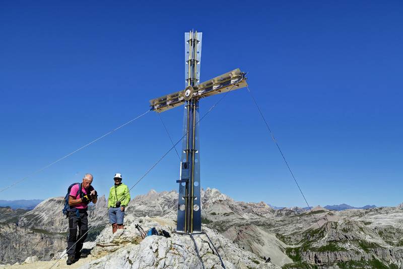 Das schöne, mächtige Gipfelkreuz von Sassongher