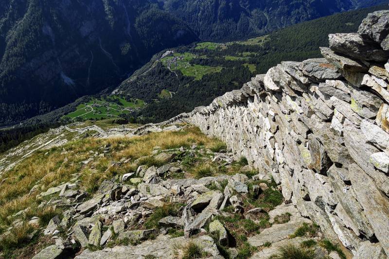 Blick entlang der Mauer auf Campo Vallemaggia