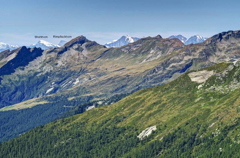 Grosse Walliser Berge weit auf Horizont