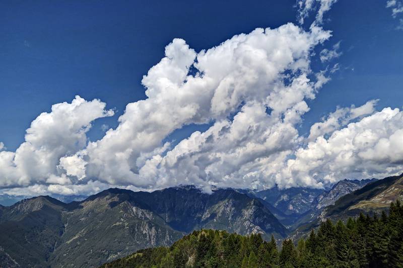 Schöne Wolken auf dem blauen Himmel