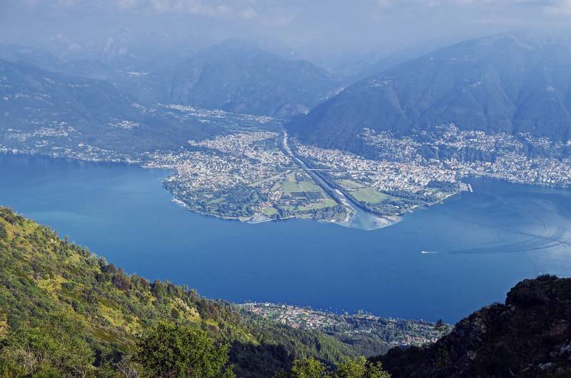 Das Delta von Maggia mit Ascona und Locarno. Vorne unten ist