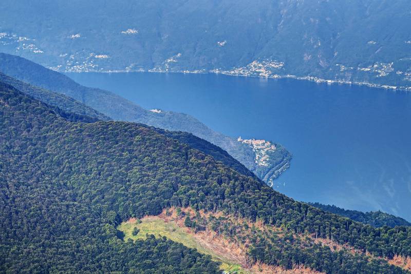 Vorne ist Pino Lago Maggiore und auf der anderen Seite des