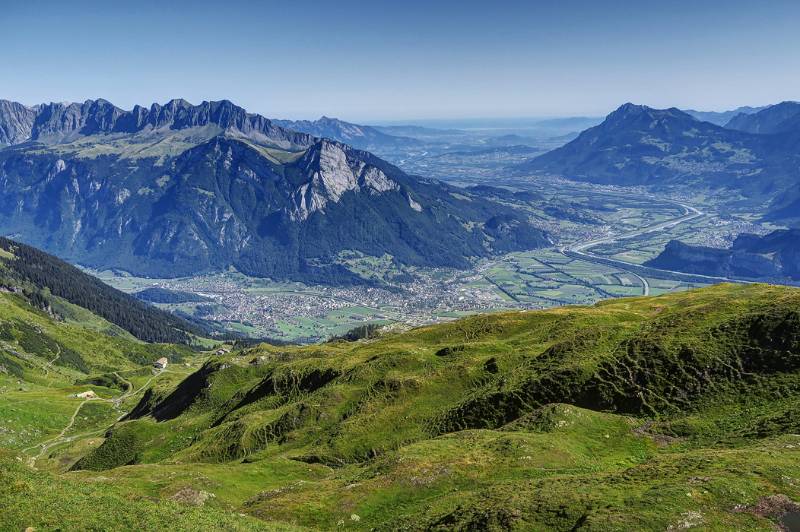 Vergabelung: Rheintal und nach links - Seeztal. Vorne ist die Wand