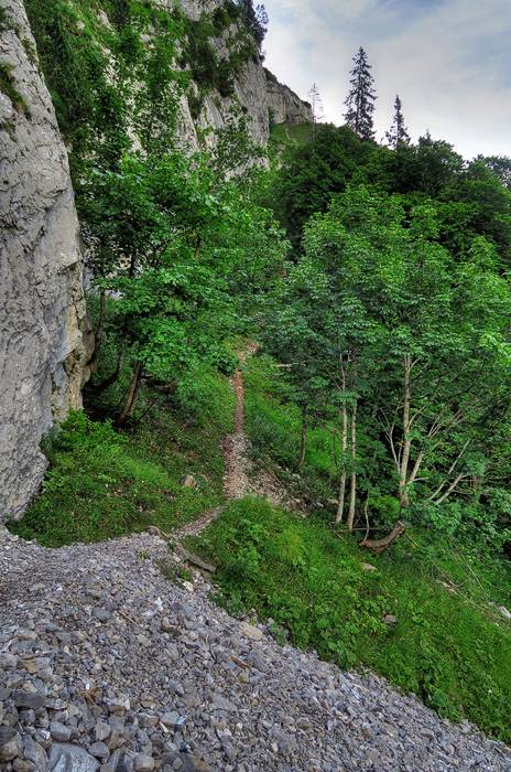 Der Wanderweg verläuft zuerst entlang der Wand