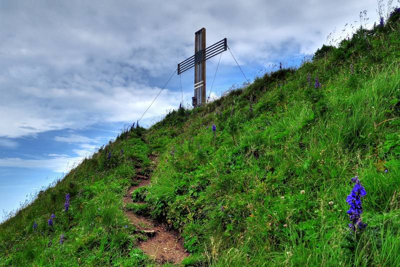 Ankunft auf den Gipfel mit sehr schönem Gipfelkreuz