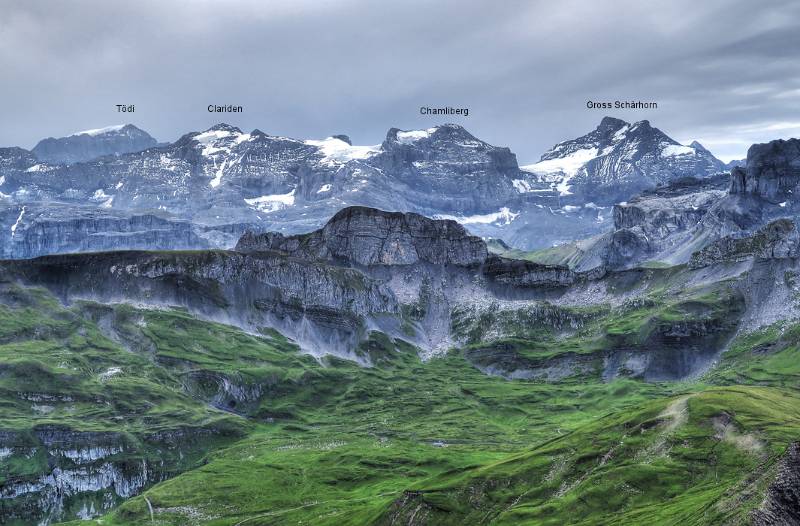 Prominente Berge auf der anderen Seite von Schächental