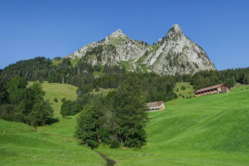 Kleiner Mythen (links) und Haggenspitz von Brunni aus