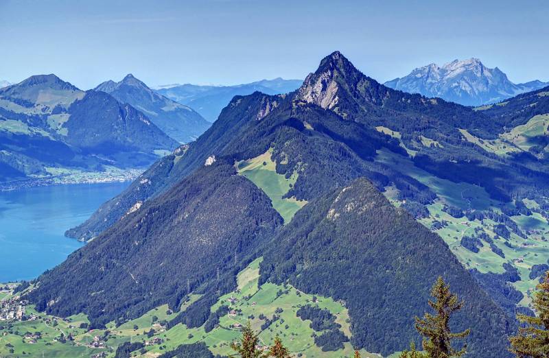 Rigi Hochflue und weit, rechts - Pilatus