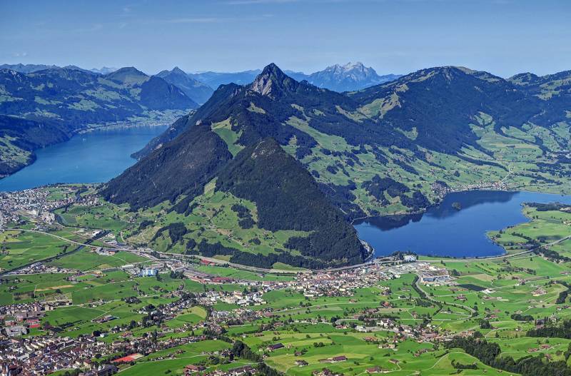 Vierwaldstättersee und Lauerzersee mit Rigi Hochflue in der Mitte