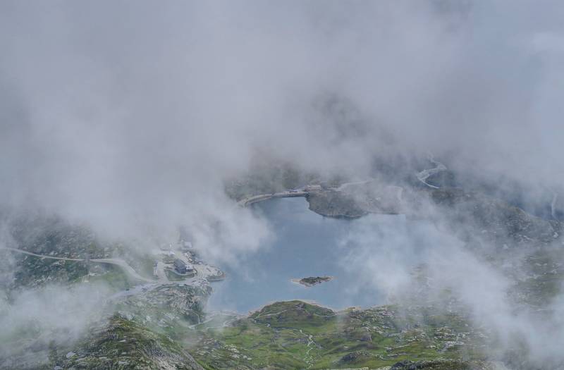 Grimselpass und Totesee durch Nebel