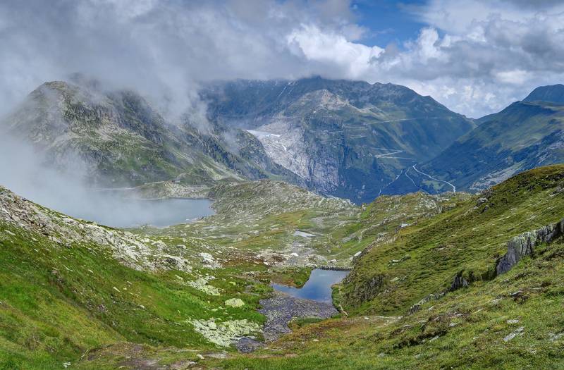 Weit vorne ist Furkapassstrasse und Rhonegletscher