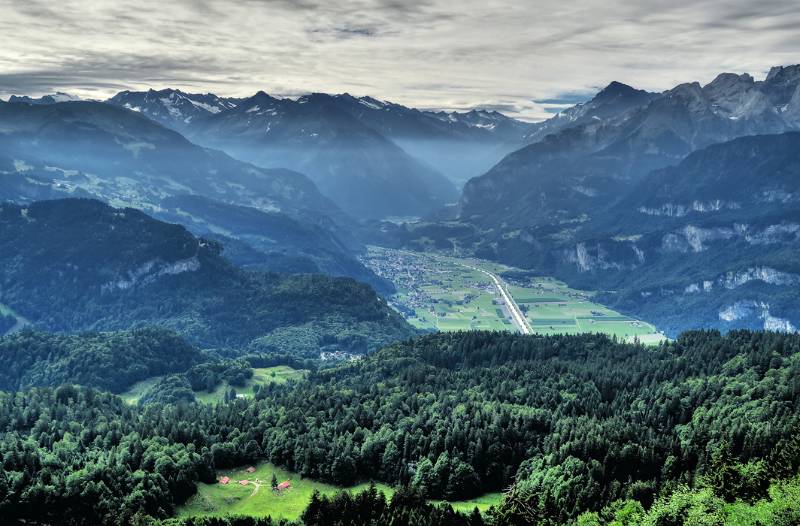 Blick auf Brünigpass, Meiringen und die Täler Richtung Grimselpass und Sustenpass