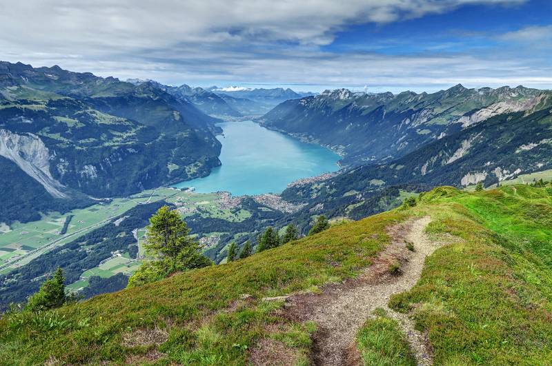 Der Wanderweg Richtung Hörnli mit schönen Aussichten auf Brienzersee