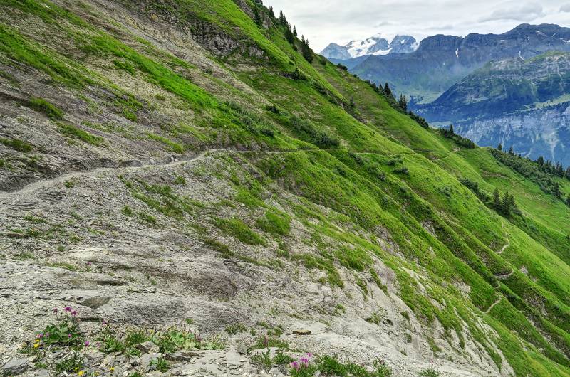 Schöner Wanderweg entlang dem Hang