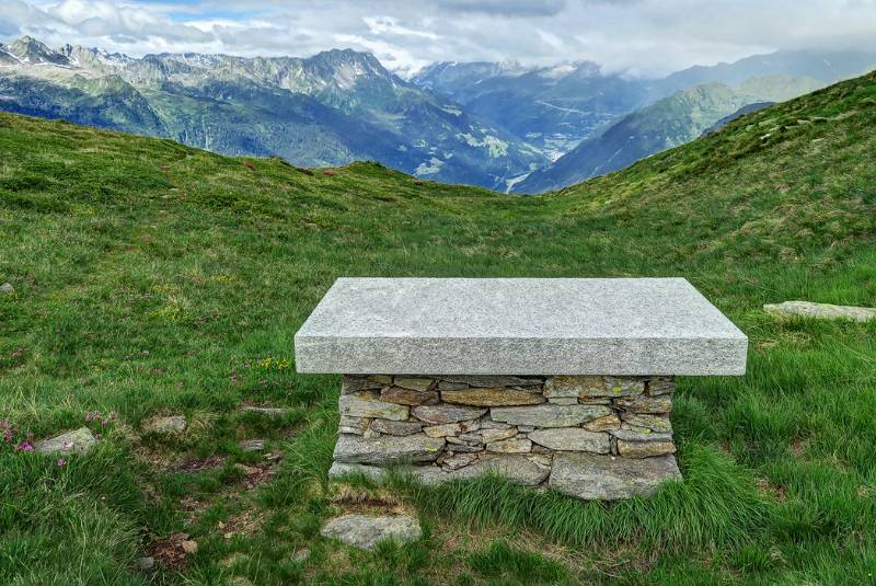 Solider Tisch mit Blick auf Airolo und Gotthardpass