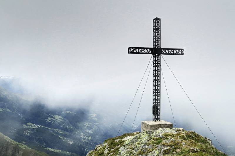 Das mächtige Gipfelkreuz und viel Nebel