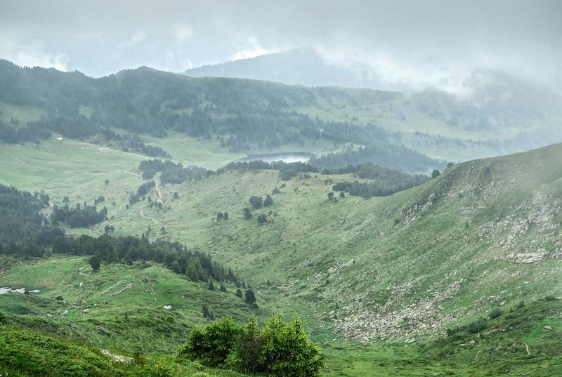 Blick im Abstieg Richtung Sewenseeli. Das Wetter wird besser