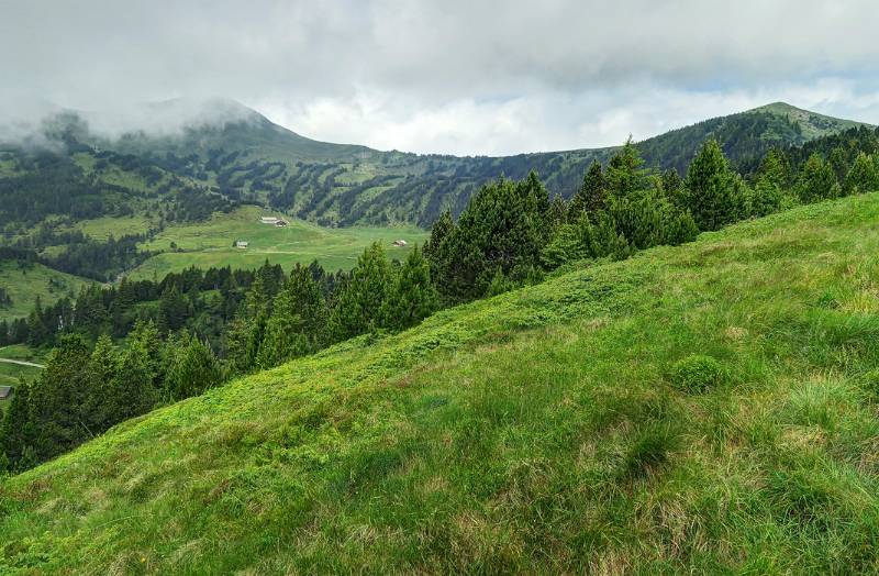 Rechts - Rickhubel; links im Nebel - Fürstein