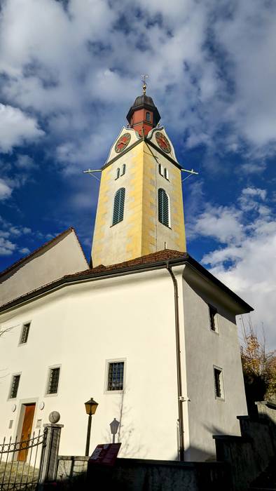 Vorbei an Kirche in Sattel