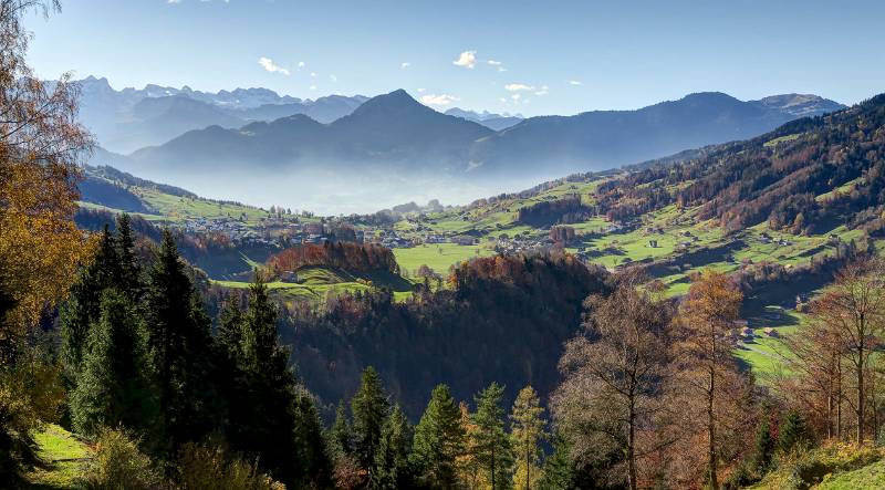 Nebel oberhalb von Lauerzersee und markanter Zahn von Rigi Hochflue