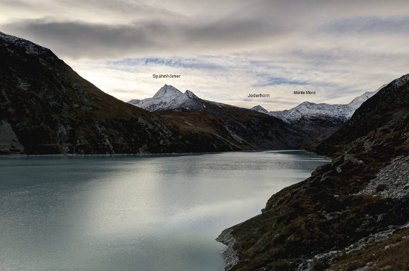 Vorne ist weiss gezuckert Monte Moro Pass mit Joderhorn und Monte