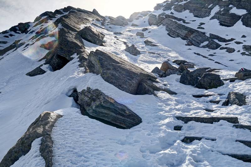 Der Wanderweg ist bereits mit Schnee bedeckt