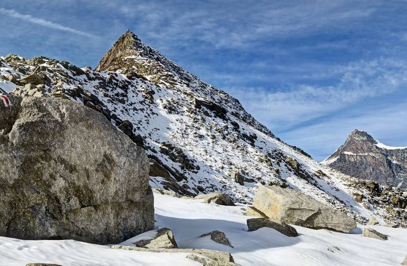 Monte-Moro-Gipfel vorne und rechts - Strahlhorn