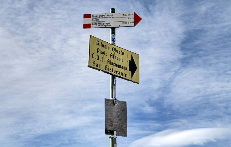 Italienischer Wegweiser auf dem Pass