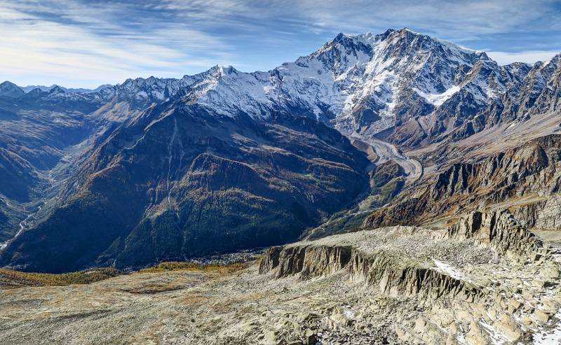 Val Anzasca mit Macugnaga am Fuss der Ostwand von Monte Rosa