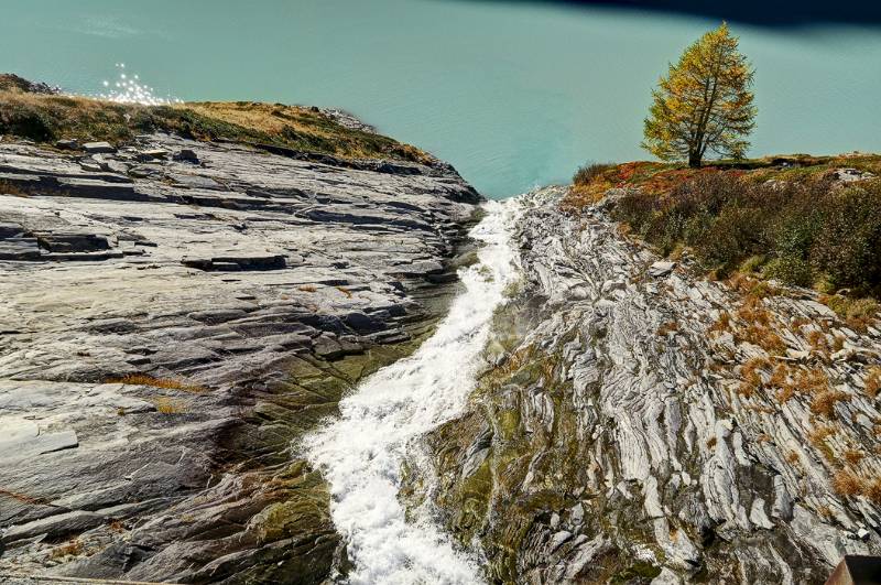 Einer von vielen Bächen, die Mattmarksee mit Wasser versorgen