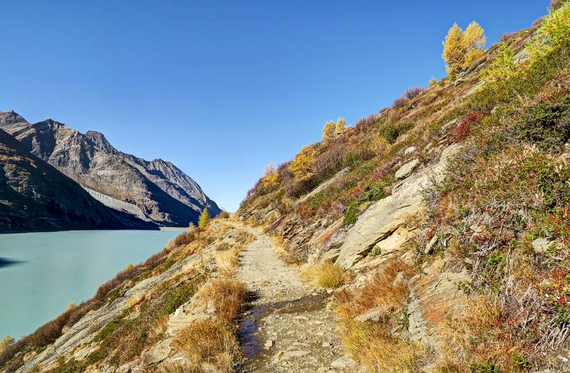 ... entlang herbstlichem Mattmarksee