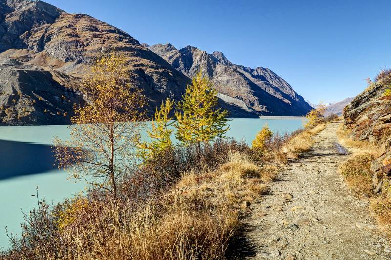 ... entlang dem herbstlichen Mattmarksee