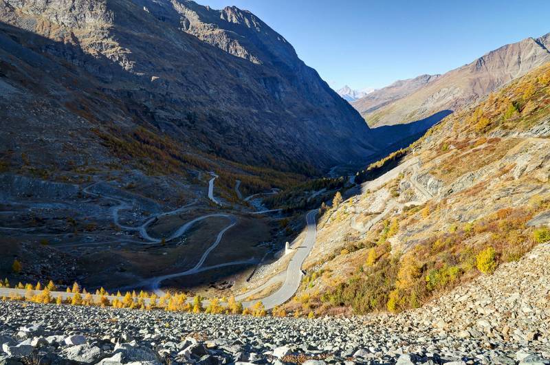 Die Strasse Richtung Saas Almagell von Staumauer aus